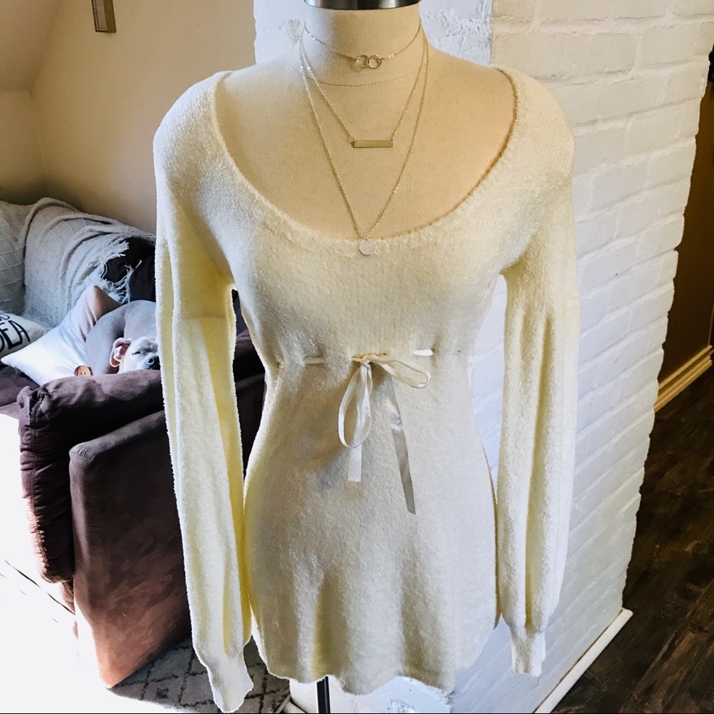 SOFT Empire waist cream sweater. Scoop neck.